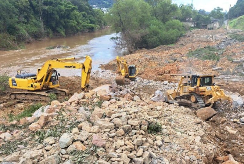 Em reunião realizada nesta segunda-feira (26), foram avaliados estudos de solo e definidos os próximos passos das obras de recuperação da BR-470