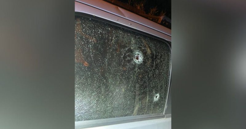 Carro abandonado cheio de marcas de tiros no meio de uma rua sem saída chamou a atenção dos moradores, que ouviram uma briga e tiros na noite desta quarta-feira (7) &#8211; Foto: Polícia Militar/Divulgação/ND