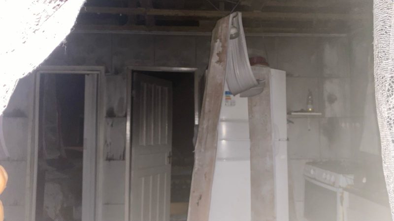 Calor derreteu forro de PVC da resid&ecirc;ncia – Foto: CBMSC/Reprodu&ccedil;&atilde;o/ND