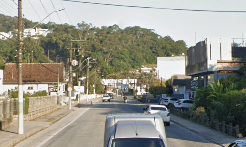 Furto foi percebido por empresário que notou problemas com a porta e chamou a Polícia Militar na manhã desta quinta-feira (22) - Foto: Google Street View/Divulgação/ND