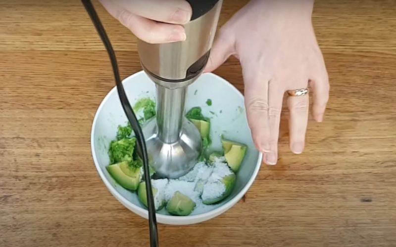 Frame de vídeo em que nutricionista ensina a fazer café da manhã low carb com quatro ingredientes