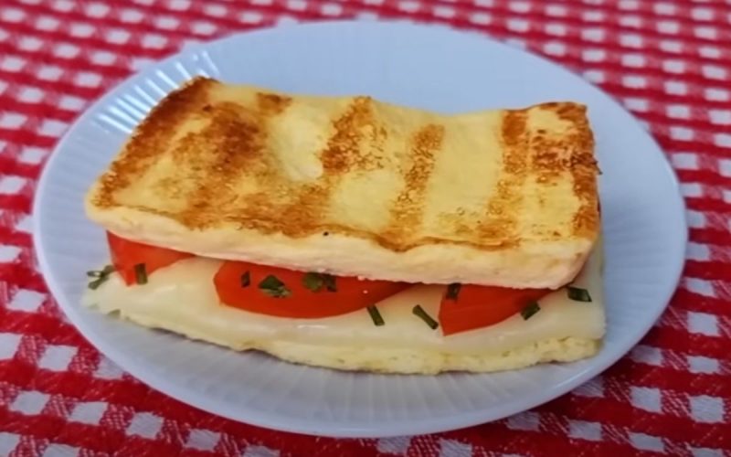 Frame de vídeo em que nutricionista ensina a fazer um café da manhã nutritivo que não leva pão e farinha