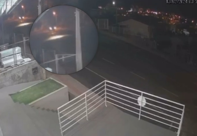 Uma câmera registrou o momento em que o carro 'salta'.