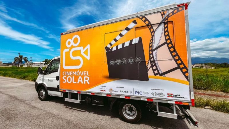 Na imagem aparece o caminhão do Projeto Cinemóvel Solar em Santa Catarina