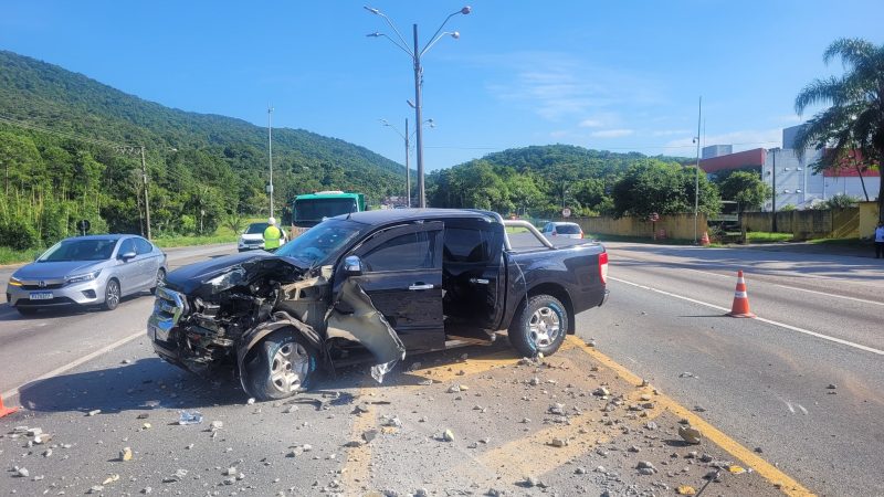 Motorista de caminhonete bate contra poste em Biguaçu