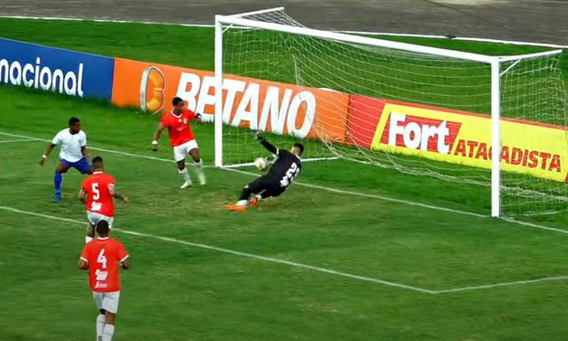 Goleiro faz defesa difícil pelo Campeonato Catarinense