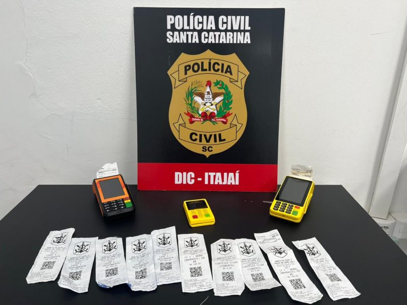 Imagem mostra ingressos e máquinas de cartão utilizadas por cambistas