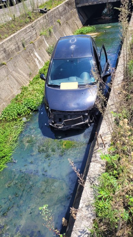 Imagens mostram carro Citroen C3 em vala no bairro Rio Pequeno em Camboriú