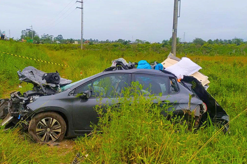 Carro saiu da pista e capotou. M&atilde;e e filha morreram no local. – Foto: PRF/Divulga&ccedil;&atilde;o/ND