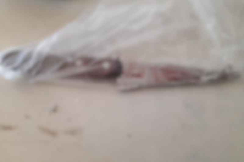 Faca foi utilizada para golpear mulher. Suspeito se escondeu dos policiais na &aacute;rea dos fundos do local, mas foi encontrado durante rondas. – Foto: PM Ararangu&aacute;/Divulga&ccedil;&atilde;o/ND