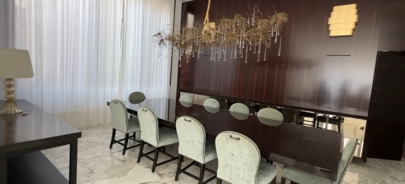 Camila comenta em seu v&iacute;deo que tem vontade de remover o lustre da sala de jantar – Foto: Reprodu&ccedil;&atilde;o YouTube/ND