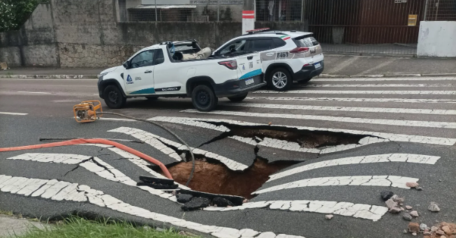 Rompimento de adutora abre cratera no asfalto da Av. das Torres 