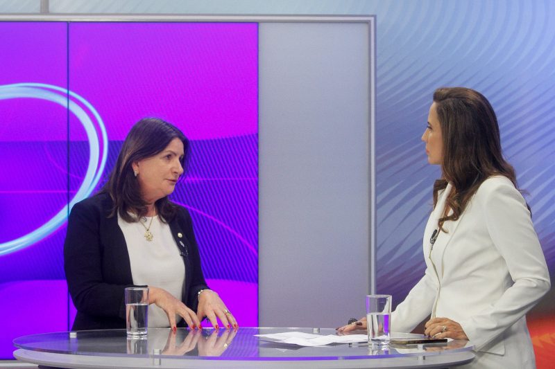 Secretária Carmen Zanotto concedeu entrevista à apresentadora Márcia Dutra, no ND Notícias