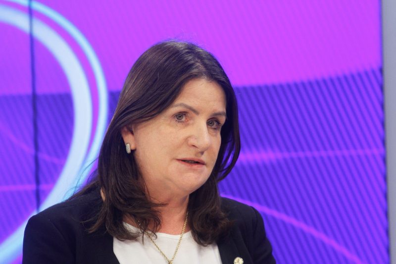 Carmen Zanotto aparece série com fundo rosa e roxo