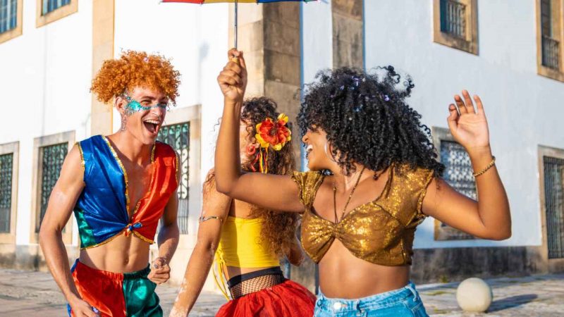 Carnaval: beijo na boca pode causar riscos à saúde? Infectologista responde