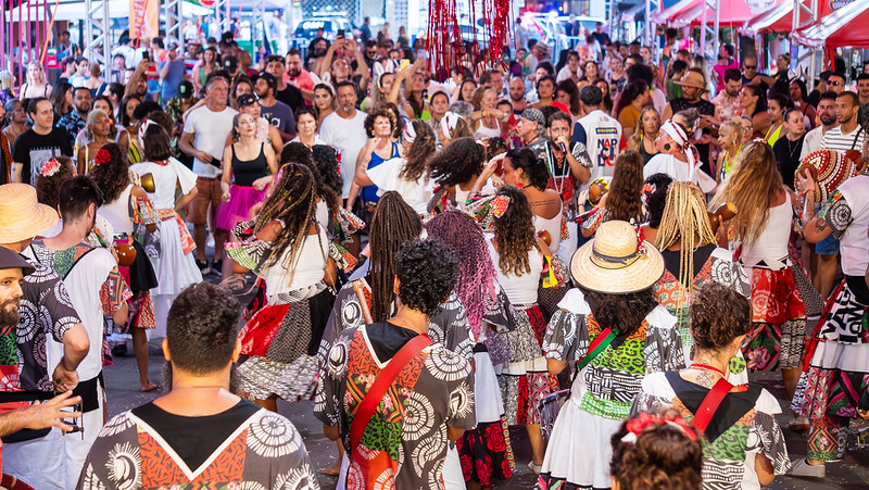 foto das pessoas curtindo o carnaval em itajaí com roupas coloridas 