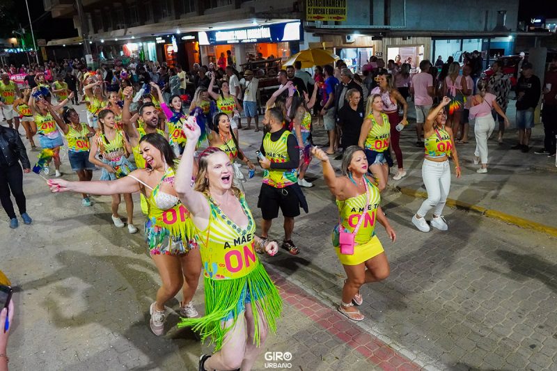 Imagem de foliões curtindo o carnaval em Balneário Piçarras durante desfile 