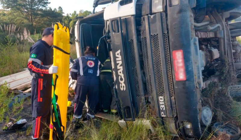 Na foto, bombeiros retiram vítima que ficou presa dentro de cabine de carreta após acidente