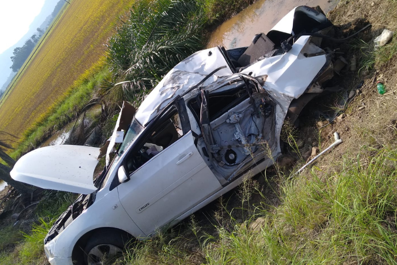 Motorista teria perdido o controle do automóvel, que saiu da pista. &#8211; Foto: Imprensa CBMSC/Divulgação/ND