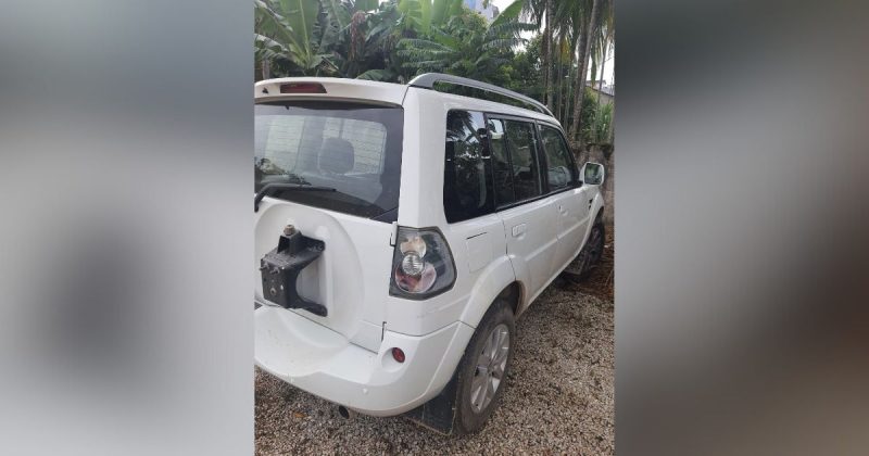 Carro foi recuperado nesta segunda-feira (5), em menos de 24 horas ap&oacute;s o assalto; Pol&iacute;cia Civil j&aacute; prendeu dois suspeitos – Foto: Pol&iacute;cia Civil/Divulga&ccedil;&atilde;o/ND