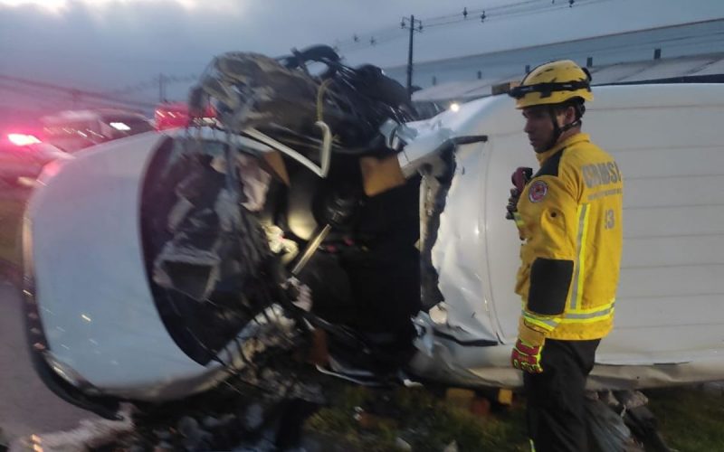 Imagem do acidente que deixou um carro capotado em Itajaí