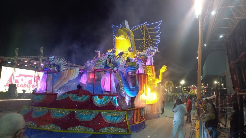 A iluminação e beleza dos carros alegóricos da Império Vermelho e Branco na passarela