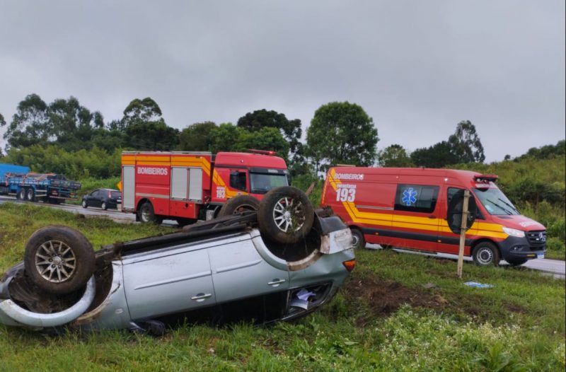 Um motorista ficou ferido após capotar o carro na tarde de quarta-feira (14).