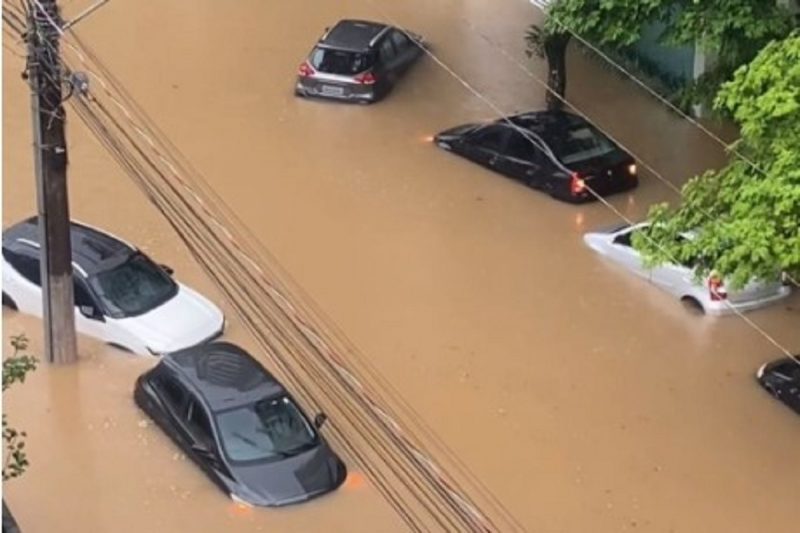 Carros ficam debaixo de água no centro de Joinville neste sábado após forte chuva