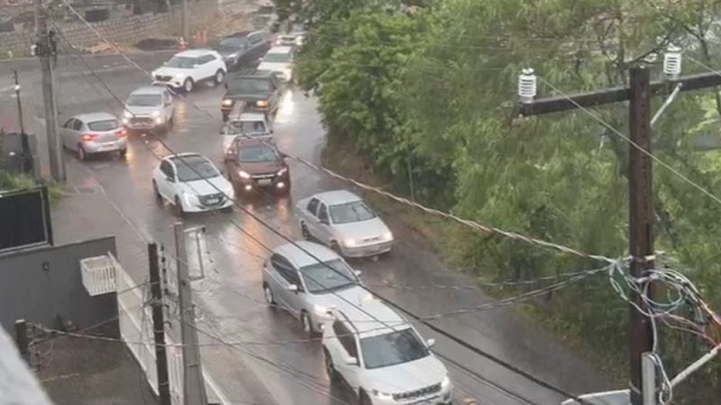 Carros voltando pela contramão na rua Marajó após forte chuva em Joinville neste sábado (24)