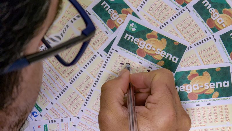 Resultado da Mega-Sena: volantes de aposta distribuídos em mesa 