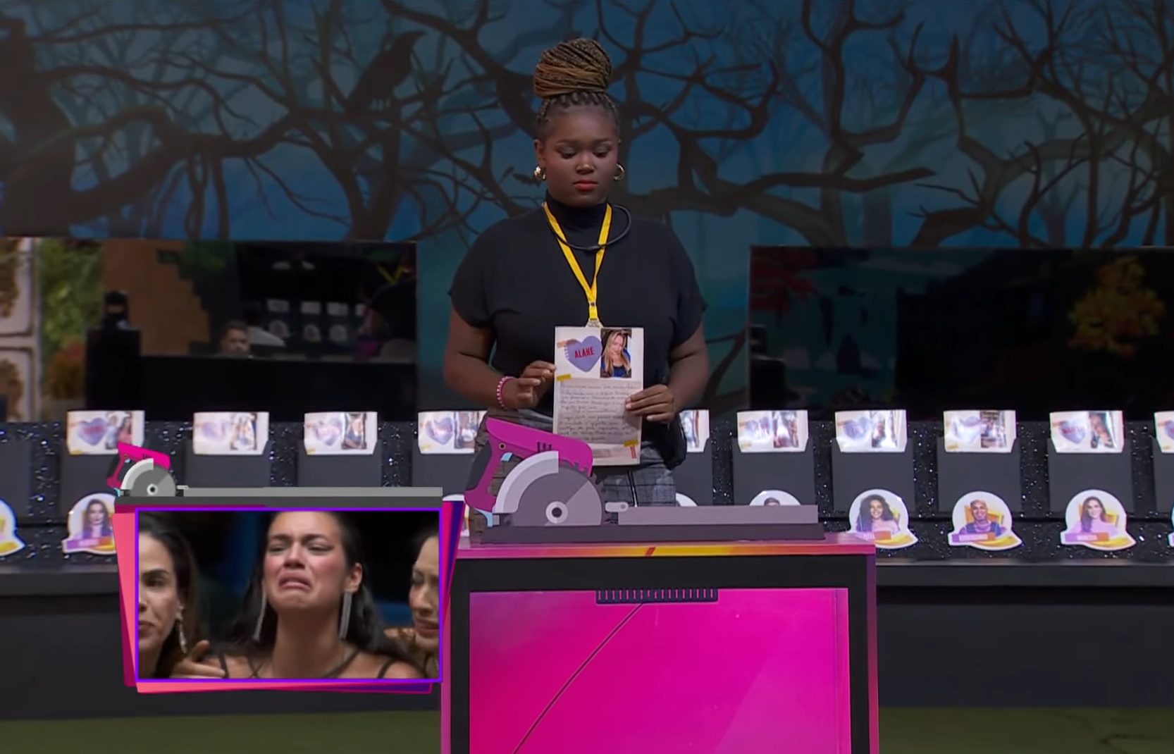 NA imagem aparece a líder Raquele destruindo carta de Alane no sincerão