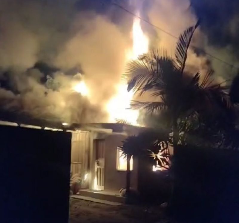Casa ficou completamente destruída pelo incêndio na noite de domingo (18); combate ao fogo durou cerca de três horas 
