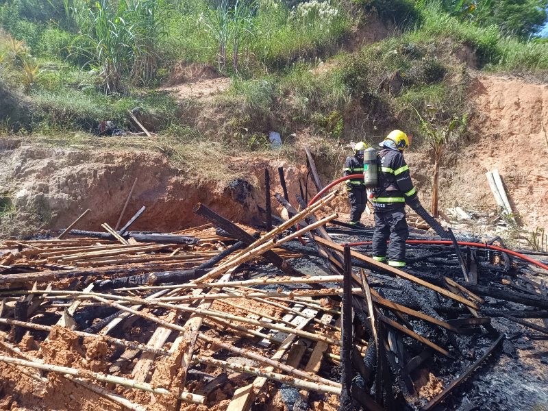 Um incêndio consumiu uma casa de madeira utilizada para cultos religiosos na comunidade indígena do Morro dos Cavalos