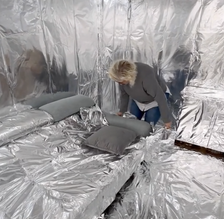 Imagem da mãe vendo o resultado da casa