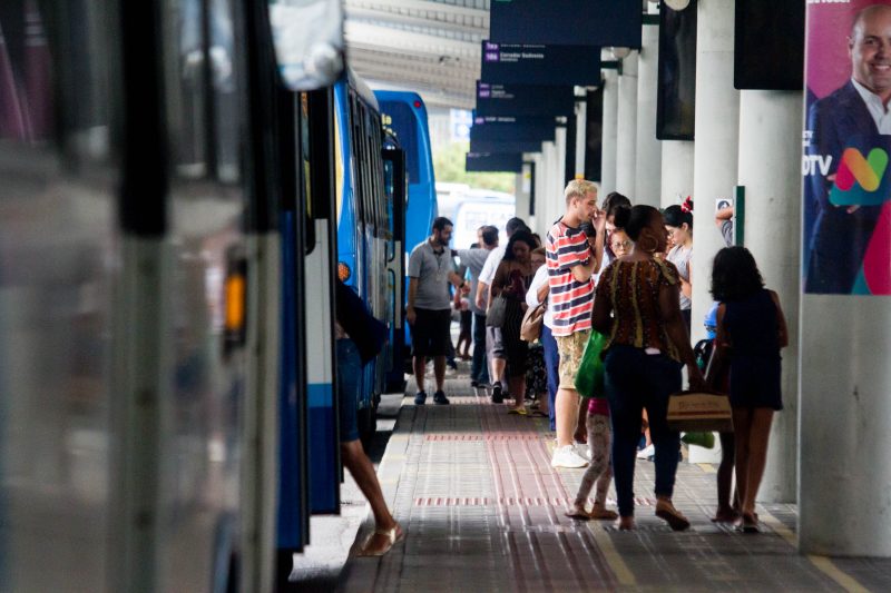 transporte no dia do Enem em Florianópolis, foto mostra movimento no ticen e pessoas entrando em ônibus