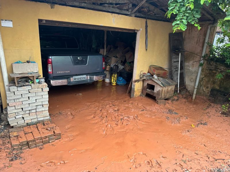 Quintal de casa de Joinville destruído pelas fortes chuvas