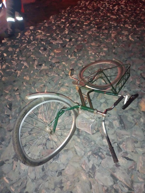 Ciclista morre ap&oacute;s ser atingido por carro na BR-470 em Indaial – Foto: Bombeiros Volunt&aacute;rios de Indaial/Reprodu&ccedil;&atilde;o/ND