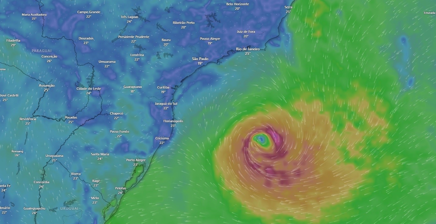 na imagem aparece a atuação de um ciclone próximo da costa de Santa Catarina
