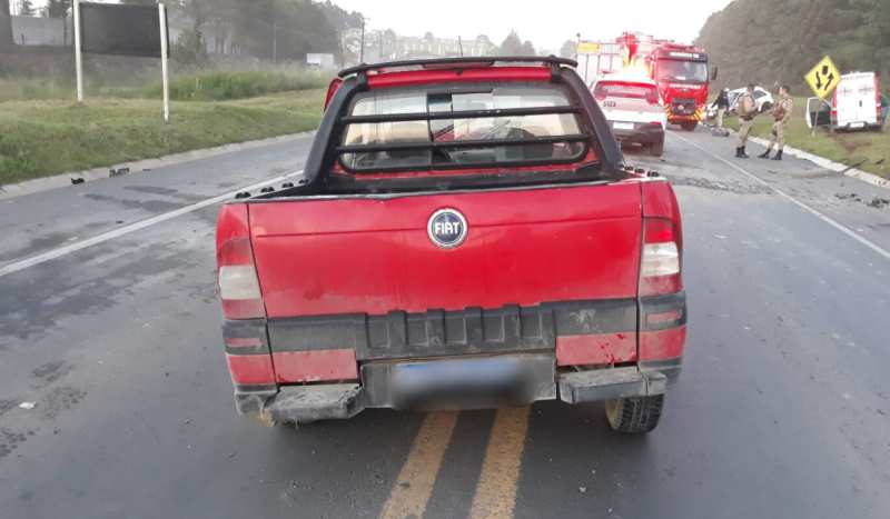 Carro vermelho amassado após colisão