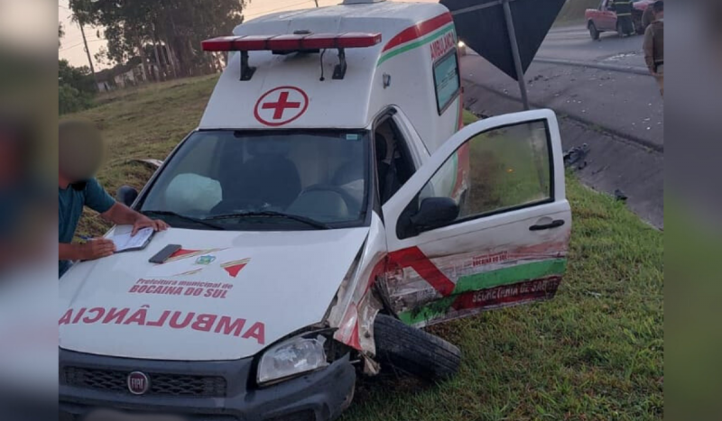 Ambulância amassada após colisão