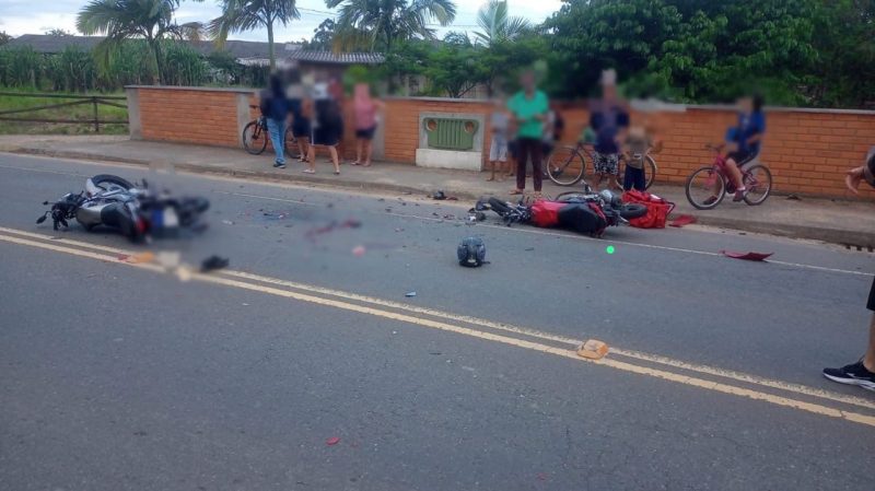 Acidente aconteceu na tarde desta sexta-feira (9), no bairro Warnow; condutores das motocicletas foram encontrados com diversos ferimentos pelo corpo 