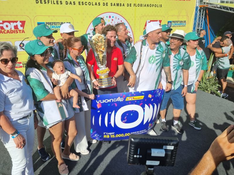 Diretoria da escola de samba União da Ilha da Magia comemorou título debaixo de sol forte, em Florianópolis, nesta segunda-feira (12) &#8211; Foto: Felipe Bottamedi/ND