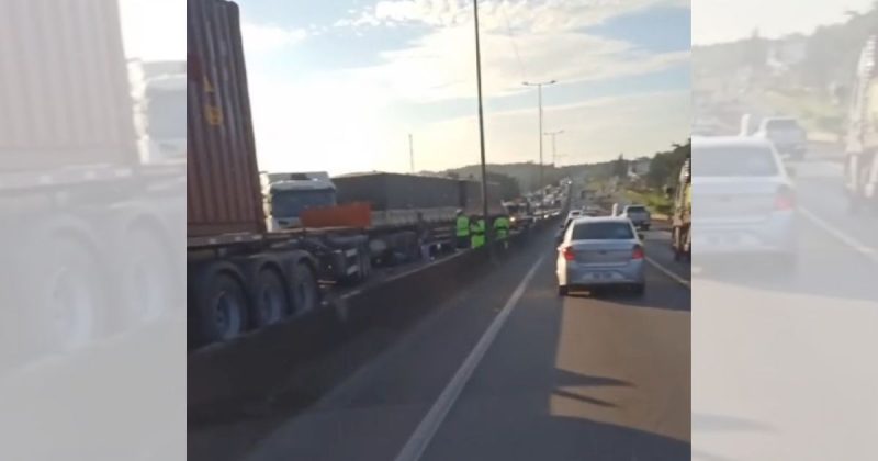 Acidente na BR-101 travam trânsito em Joinville 