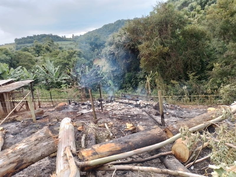 O depósito utilizado pela família para proteção dos animais e armazenamento de insumos ficou completamente destruído