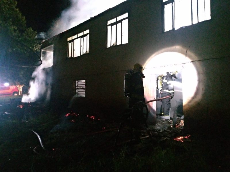 A casa de 150m² ficou destruída devido ao incêndio