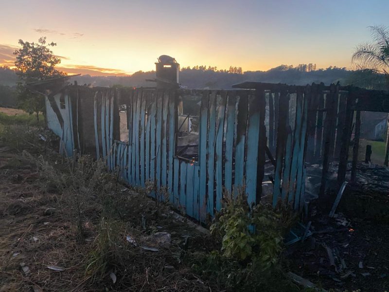 Foram necessários 5 mil litros de água para controlar o incêndio