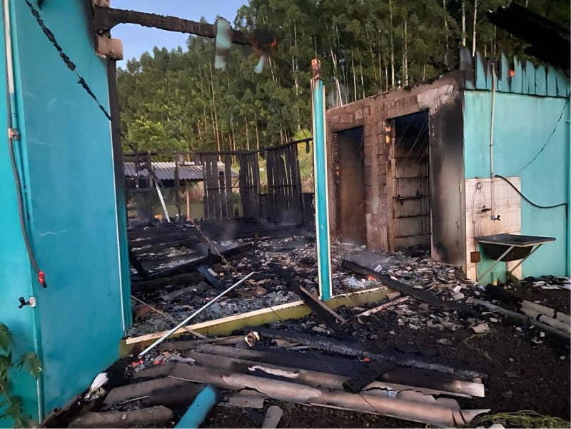 Casa estava desocupada e ficou completamente destruída após incêndio
