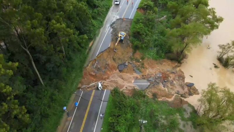 Um ve&iacute;culo caiu na cratera, na madrugada desta quarta-feira (14) – Foto: Reprodu&ccedil;&atilde;o/Grupo de Comunica&ccedil;&atilde;o Difusora