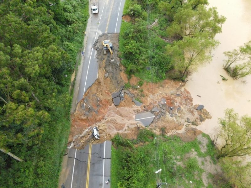 Abertura da cratera causou a interdi&ccedil;&atilde;o do tr&acirc;nsito no km 143 da BR-470 em Rio do Sul – Foto: Reprodu&ccedil;&atilde;o/Grupo de Comunica&ccedil;&atilde;o Difusora