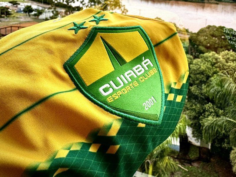 Na imagem aparece a camiseta do time de futebol do Cuiabá